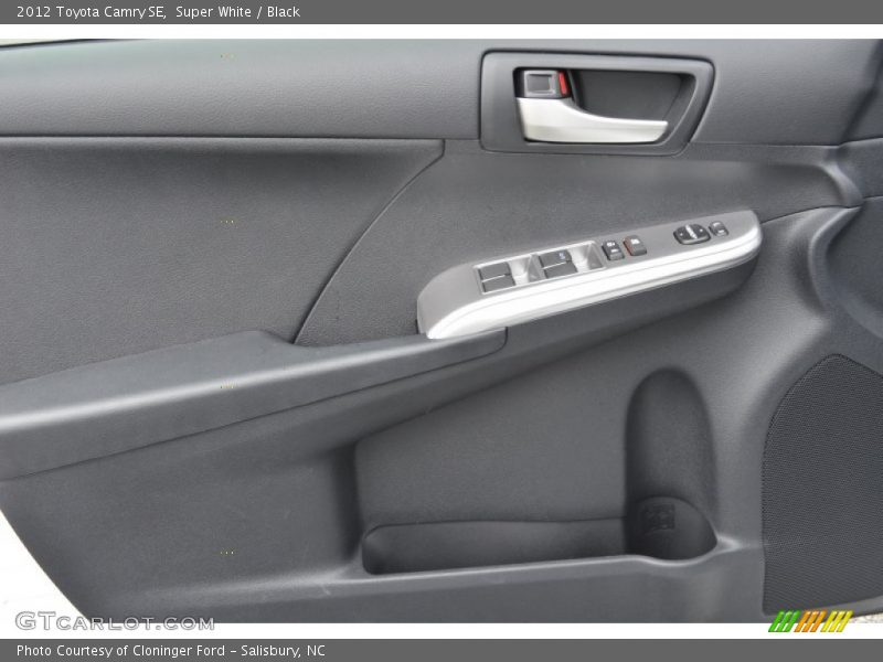 Super White / Black 2012 Toyota Camry SE