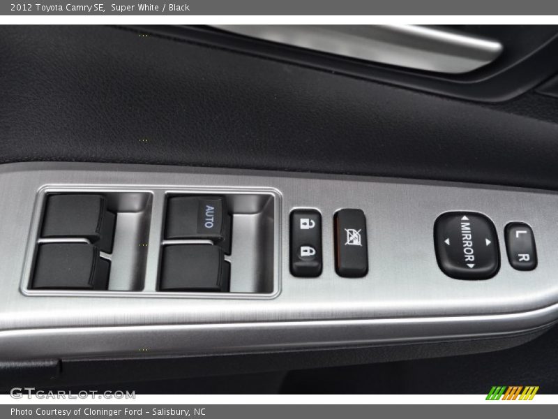 Super White / Black 2012 Toyota Camry SE