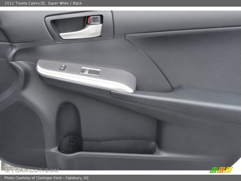 Super White / Black 2012 Toyota Camry SE
