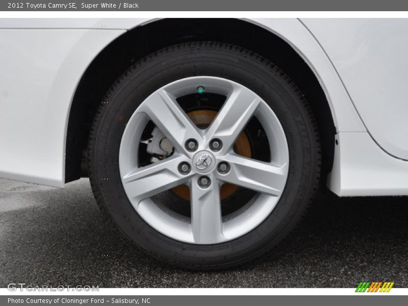 Super White / Black 2012 Toyota Camry SE