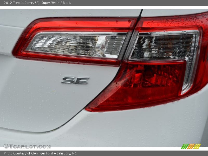 Super White / Black 2012 Toyota Camry SE