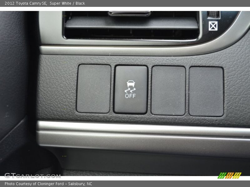 Super White / Black 2012 Toyota Camry SE