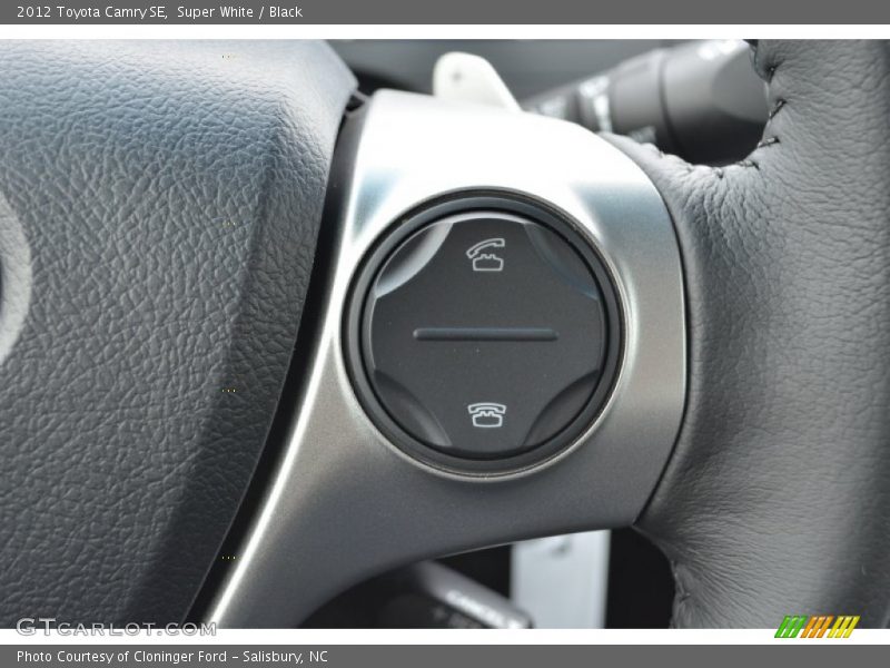 Super White / Black 2012 Toyota Camry SE