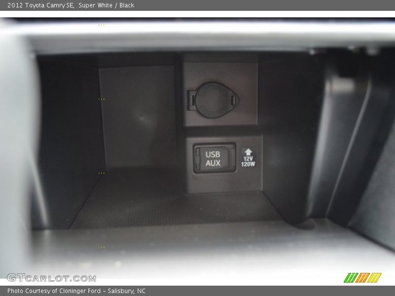 Super White / Black 2012 Toyota Camry SE