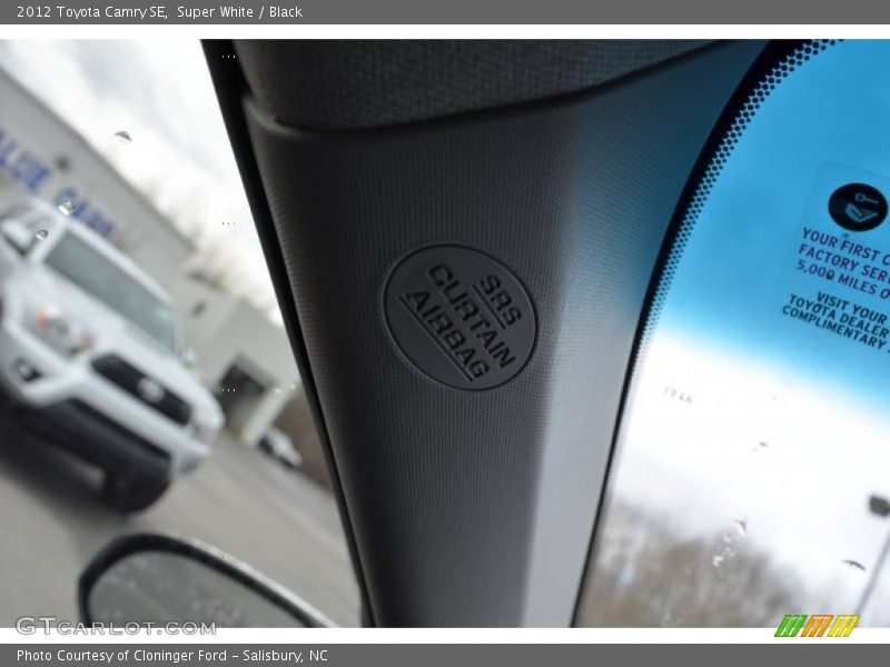 Super White / Black 2012 Toyota Camry SE