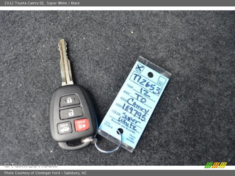 Super White / Black 2012 Toyota Camry SE
