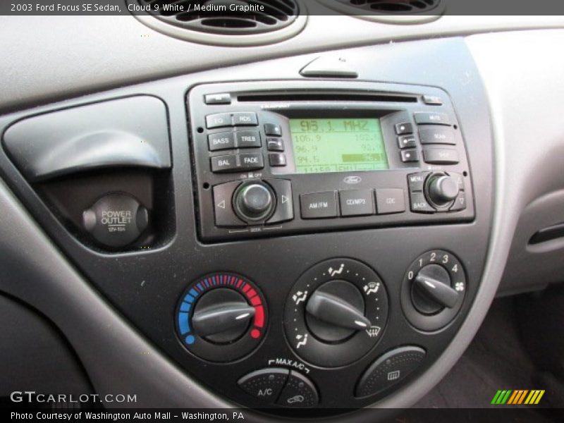 Cloud 9 White / Medium Graphite 2003 Ford Focus SE Sedan