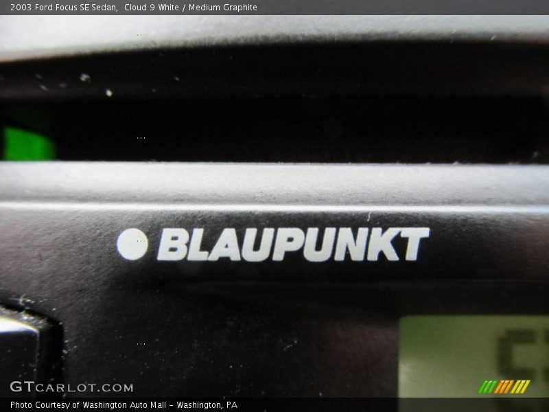 Cloud 9 White / Medium Graphite 2003 Ford Focus SE Sedan