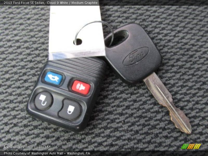 Cloud 9 White / Medium Graphite 2003 Ford Focus SE Sedan