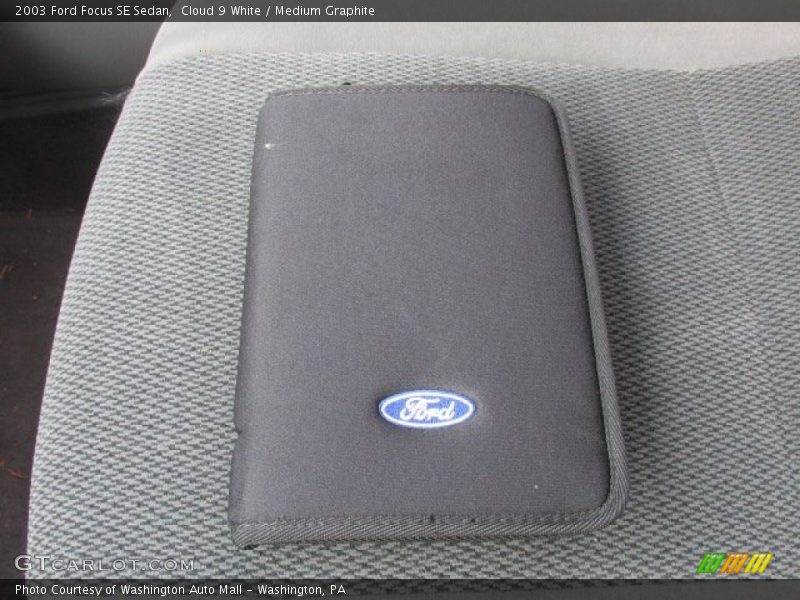 Cloud 9 White / Medium Graphite 2003 Ford Focus SE Sedan