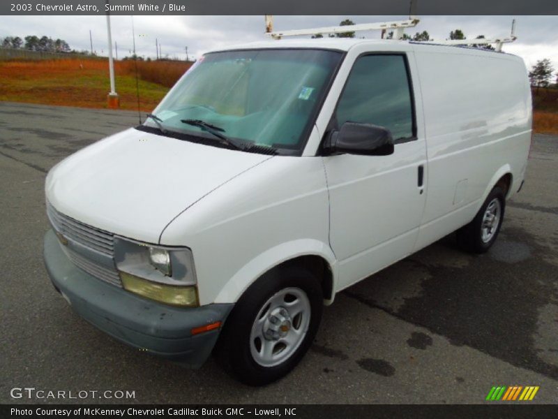 Front 3/4 View of 2003 Astro 