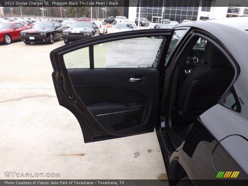 Phantom Black Tri-Coat Pearl / Black 2013 Dodge Charger SE