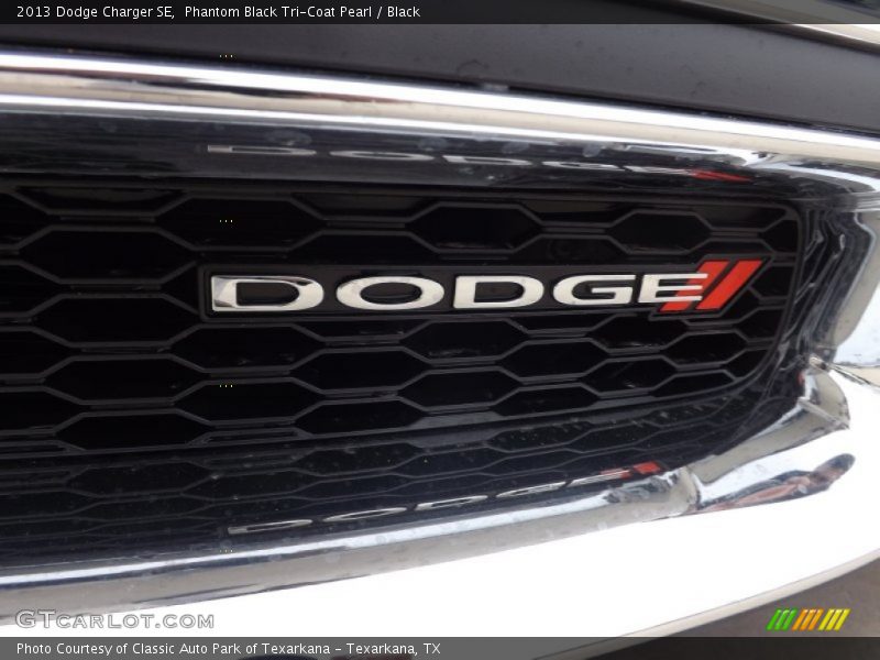 Phantom Black Tri-Coat Pearl / Black 2013 Dodge Charger SE