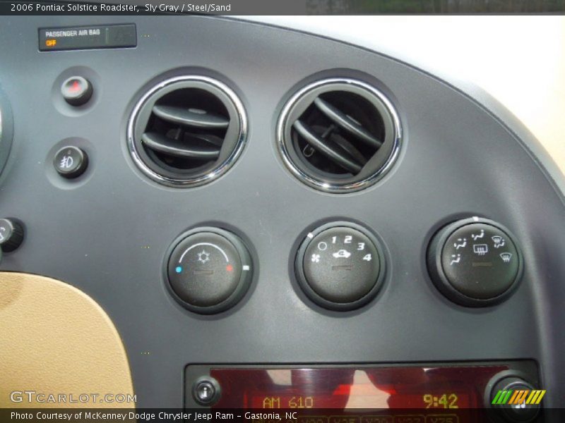 Controls of 2006 Solstice Roadster