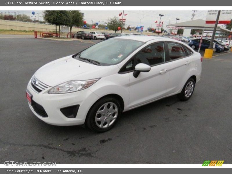 Oxford White / Charcoal Black/Blue Cloth 2011 Ford Fiesta SE Sedan