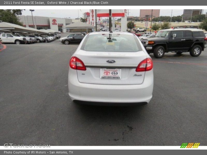 Oxford White / Charcoal Black/Blue Cloth 2011 Ford Fiesta SE Sedan