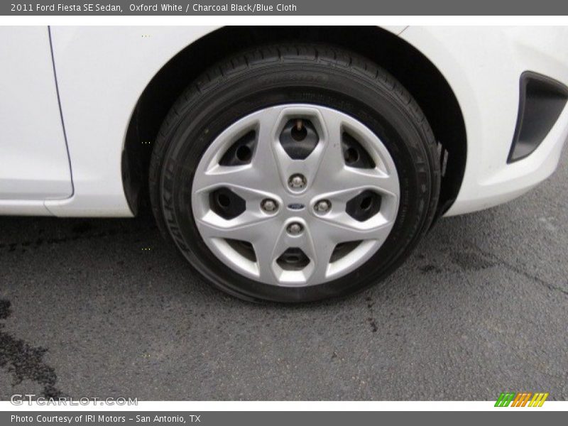 Oxford White / Charcoal Black/Blue Cloth 2011 Ford Fiesta SE Sedan