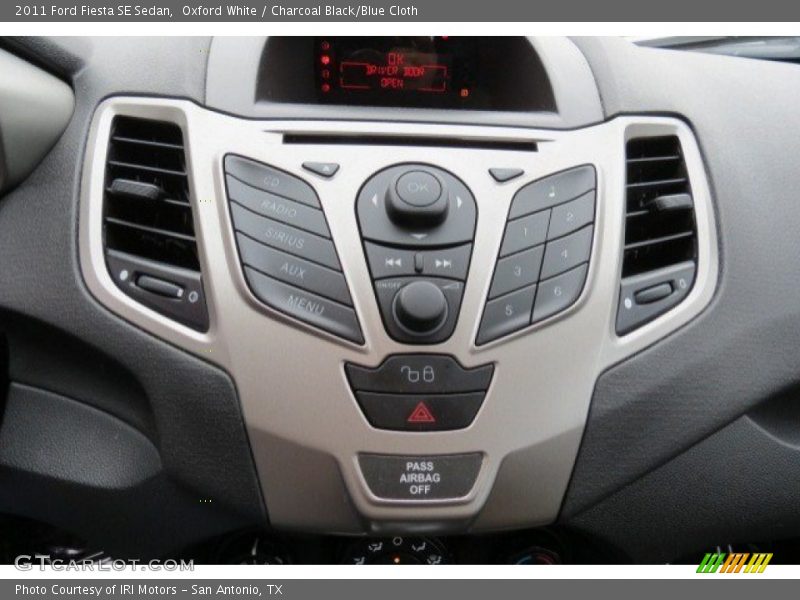 Oxford White / Charcoal Black/Blue Cloth 2011 Ford Fiesta SE Sedan