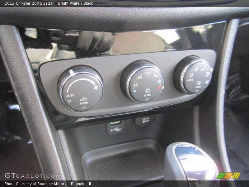Bright White / Black 2013 Chrysler 200 S Sedan