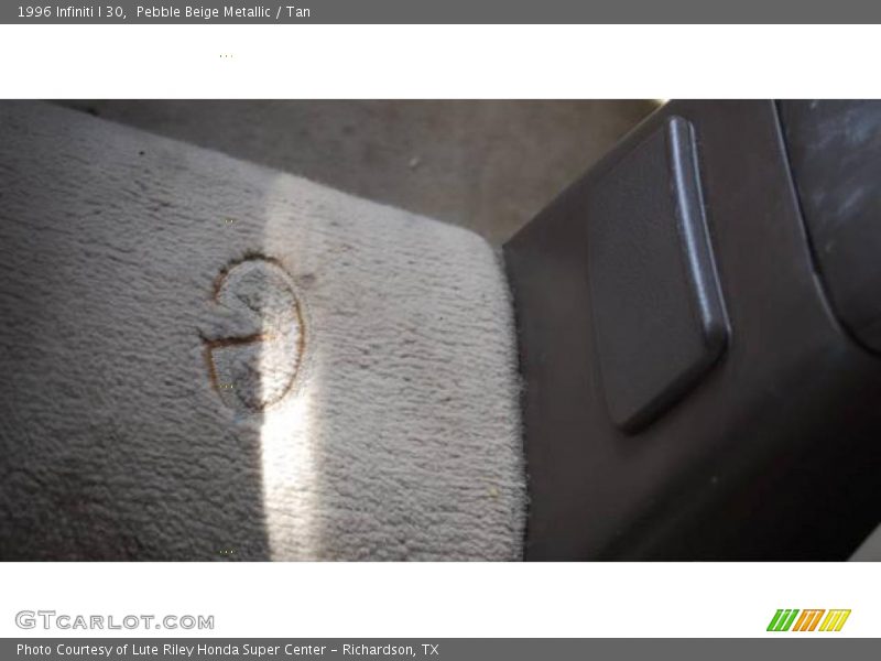 Pebble Beige Metallic / Tan 1996 Infiniti I 30