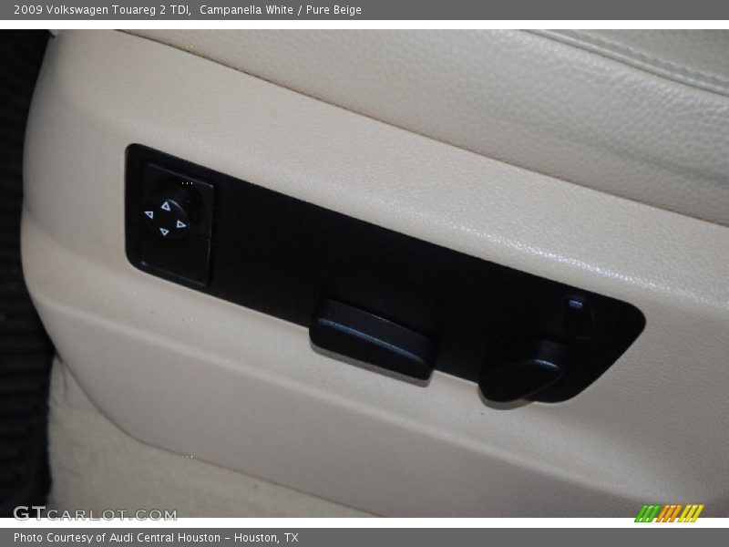 Campanella White / Pure Beige 2009 Volkswagen Touareg 2 TDI