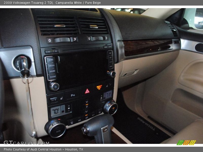Campanella White / Pure Beige 2009 Volkswagen Touareg 2 TDI