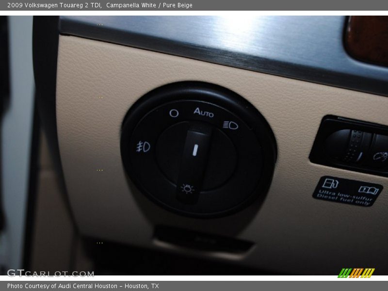 Campanella White / Pure Beige 2009 Volkswagen Touareg 2 TDI