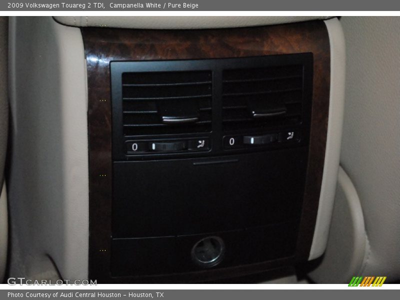 Campanella White / Pure Beige 2009 Volkswagen Touareg 2 TDI