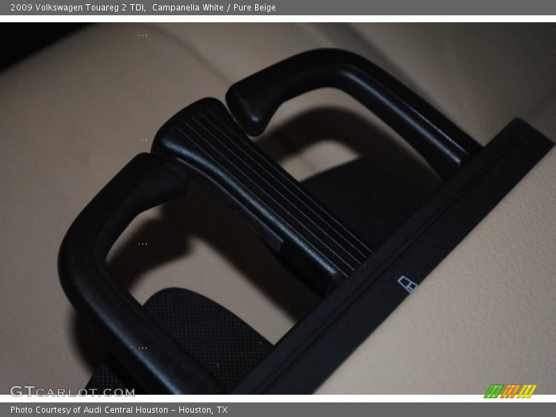 Campanella White / Pure Beige 2009 Volkswagen Touareg 2 TDI