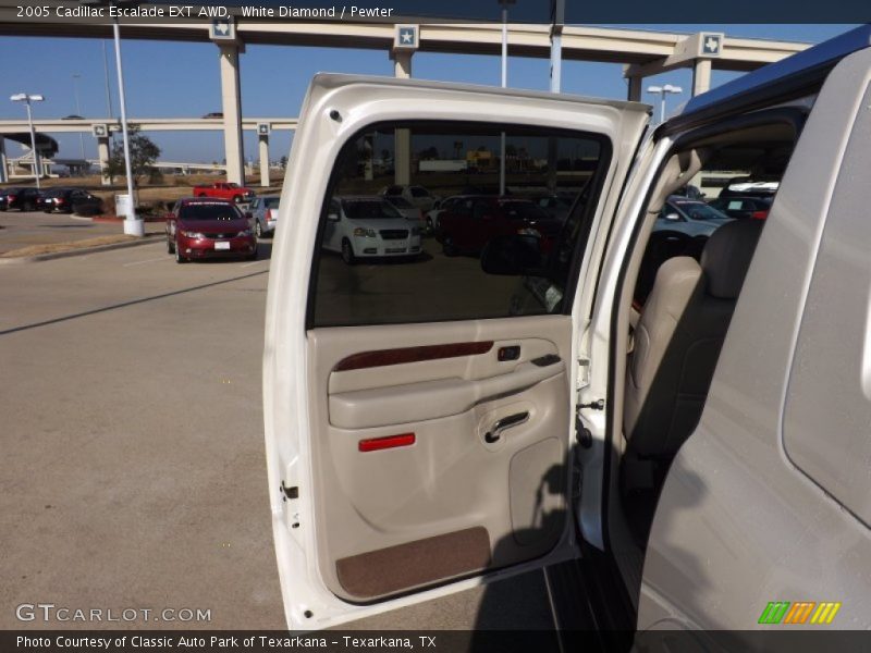 White Diamond / Pewter 2005 Cadillac Escalade EXT AWD