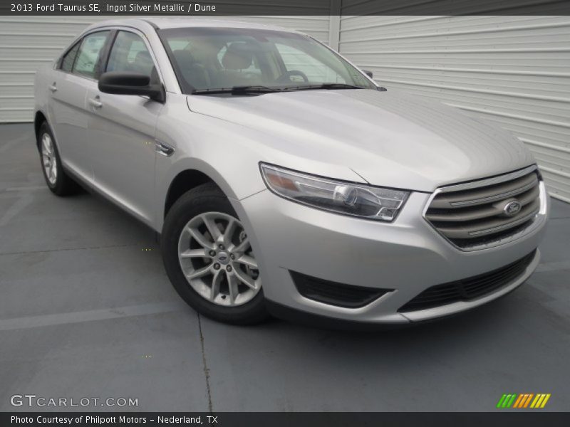 Front 3/4 View of 2013 Taurus SE