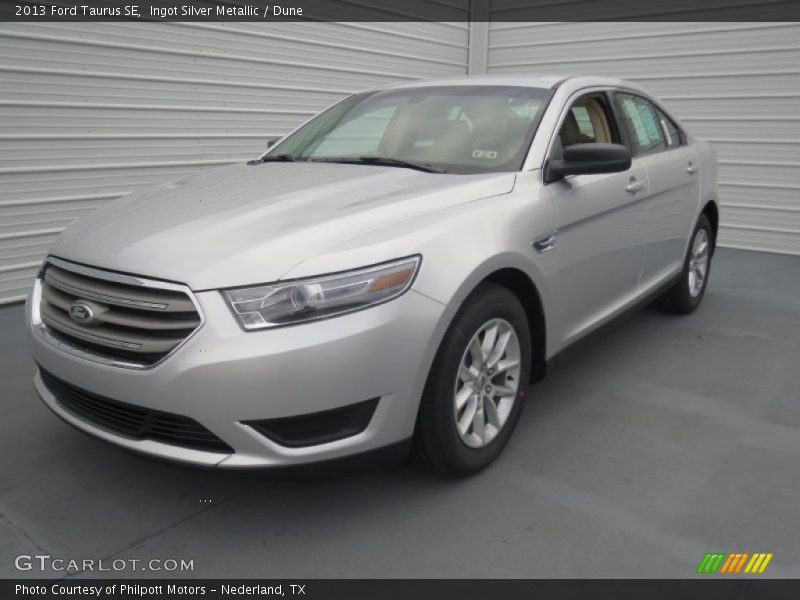 Front 3/4 View of 2013 Taurus SE