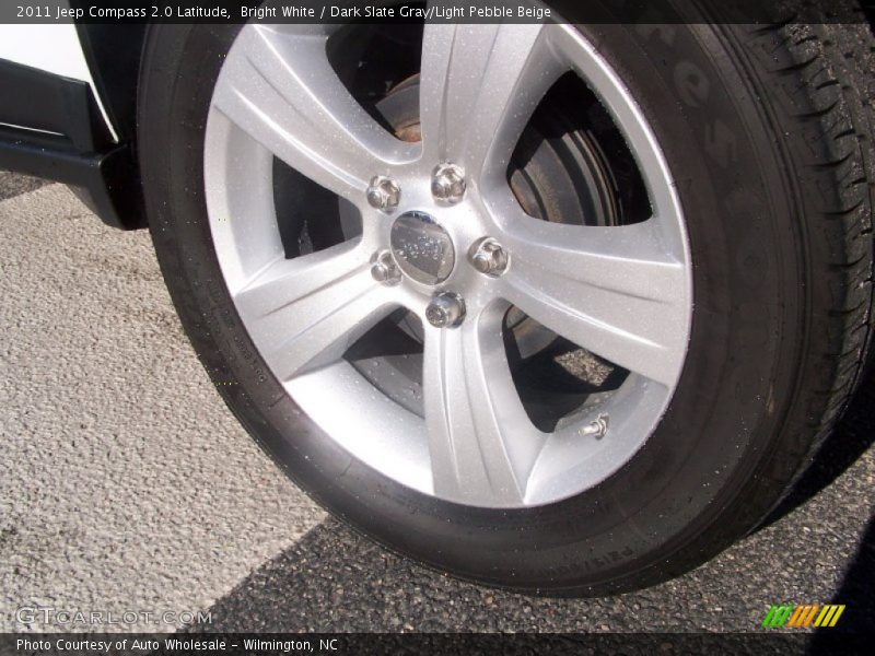 Bright White / Dark Slate Gray/Light Pebble Beige 2011 Jeep Compass 2.0 Latitude