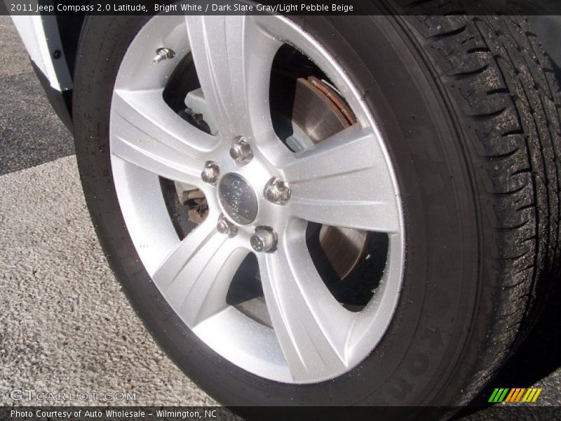 Bright White / Dark Slate Gray/Light Pebble Beige 2011 Jeep Compass 2.0 Latitude