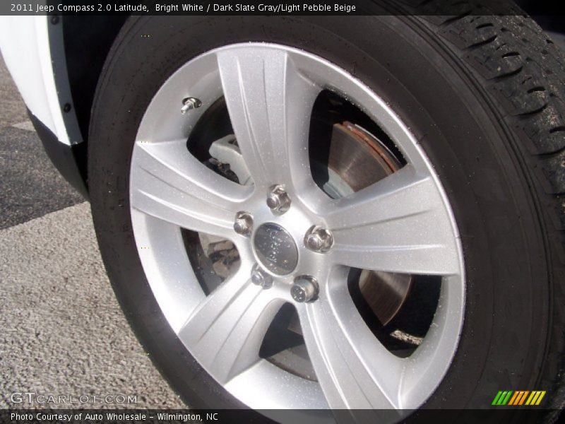 Bright White / Dark Slate Gray/Light Pebble Beige 2011 Jeep Compass 2.0 Latitude