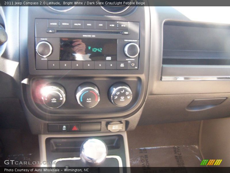 Bright White / Dark Slate Gray/Light Pebble Beige 2011 Jeep Compass 2.0 Latitude