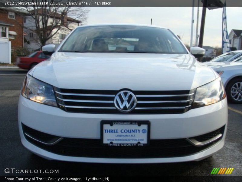 Candy White / Titan Black 2012 Volkswagen Passat 2.5L SE
