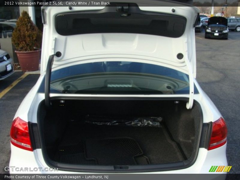 Candy White / Titan Black 2012 Volkswagen Passat 2.5L SE