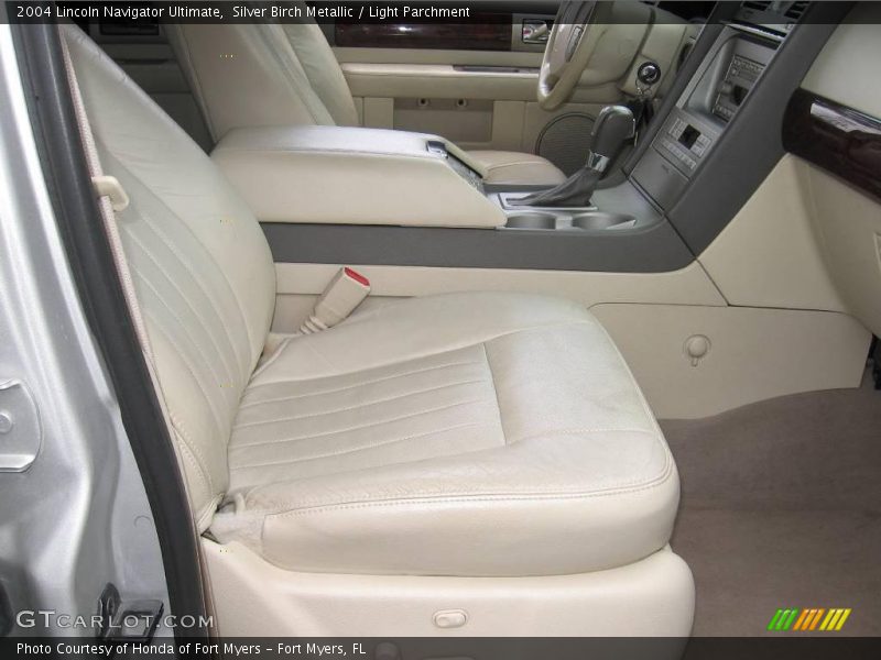 Silver Birch Metallic / Light Parchment 2004 Lincoln Navigator Ultimate