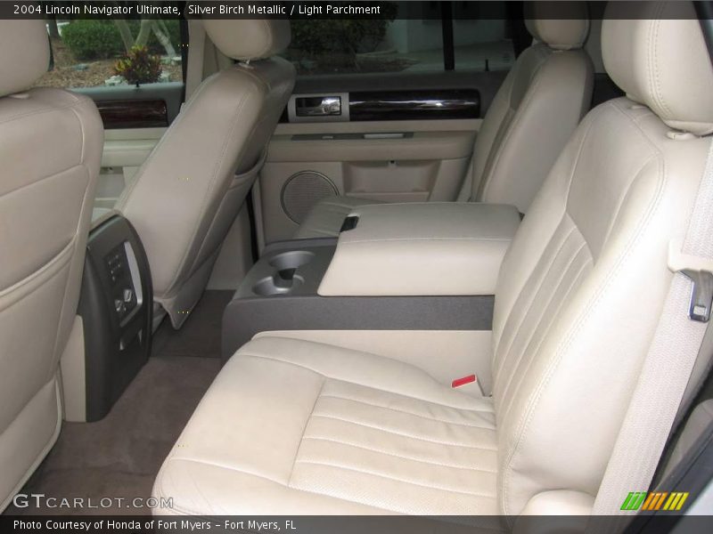 Silver Birch Metallic / Light Parchment 2004 Lincoln Navigator Ultimate