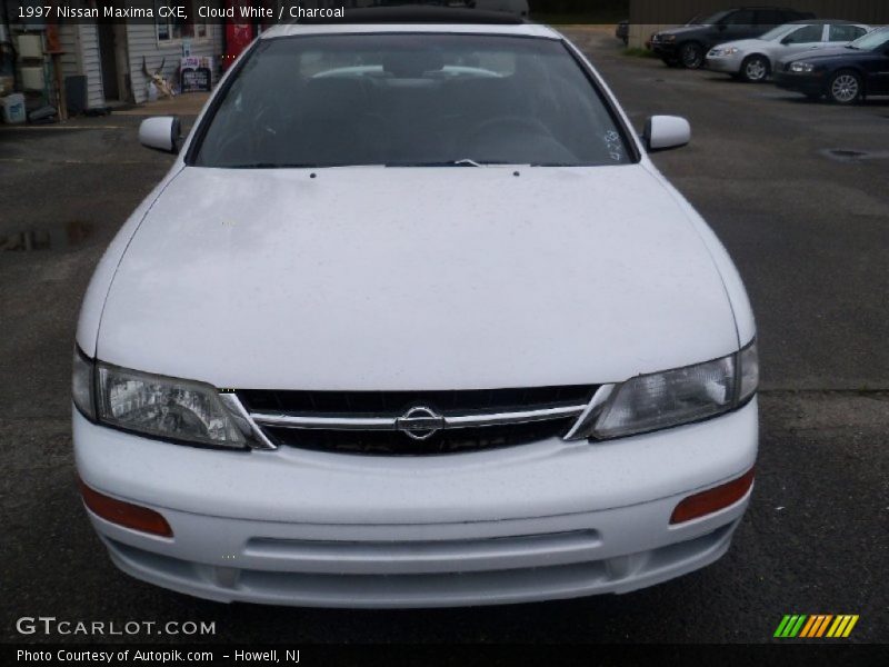 Cloud White / Charcoal 1997 Nissan Maxima GXE