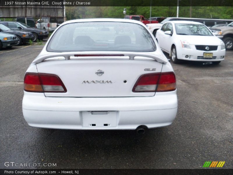 Cloud White / Charcoal 1997 Nissan Maxima GXE