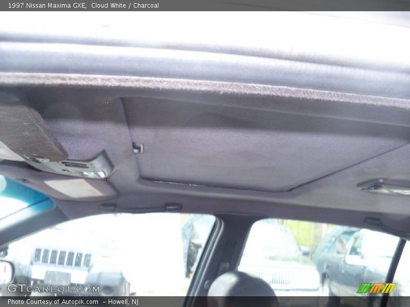 Cloud White / Charcoal 1997 Nissan Maxima GXE