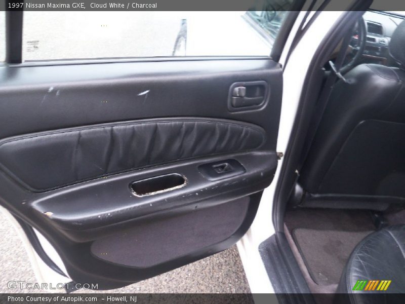 Cloud White / Charcoal 1997 Nissan Maxima GXE