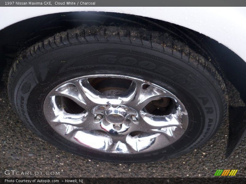 Cloud White / Charcoal 1997 Nissan Maxima GXE