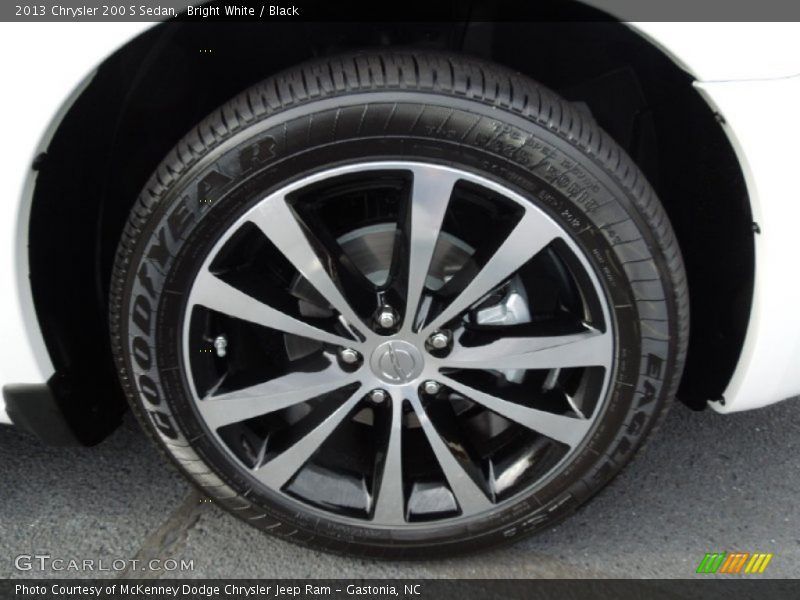 Bright White / Black 2013 Chrysler 200 S Sedan