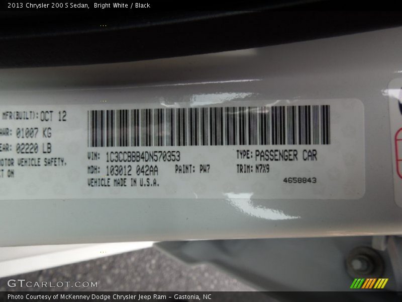 Bright White / Black 2013 Chrysler 200 S Sedan