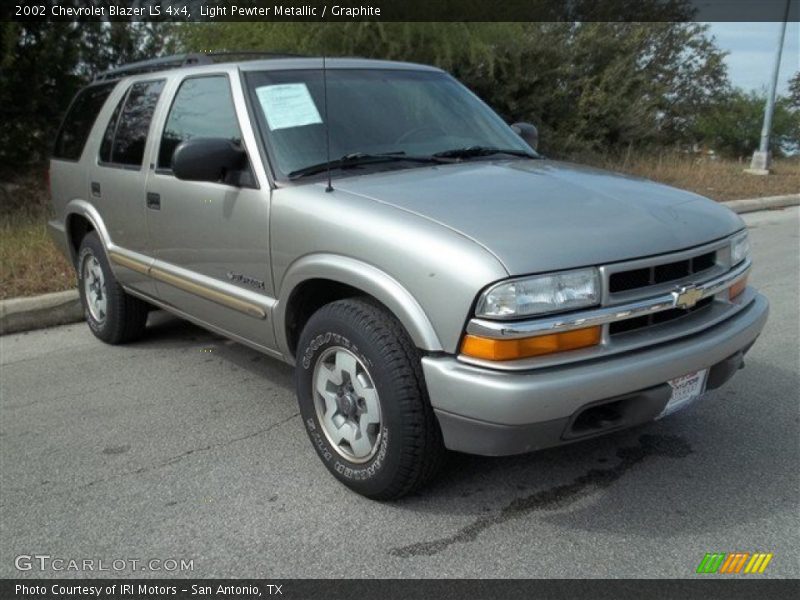 Front 3/4 View of 2002 Blazer LS 4x4