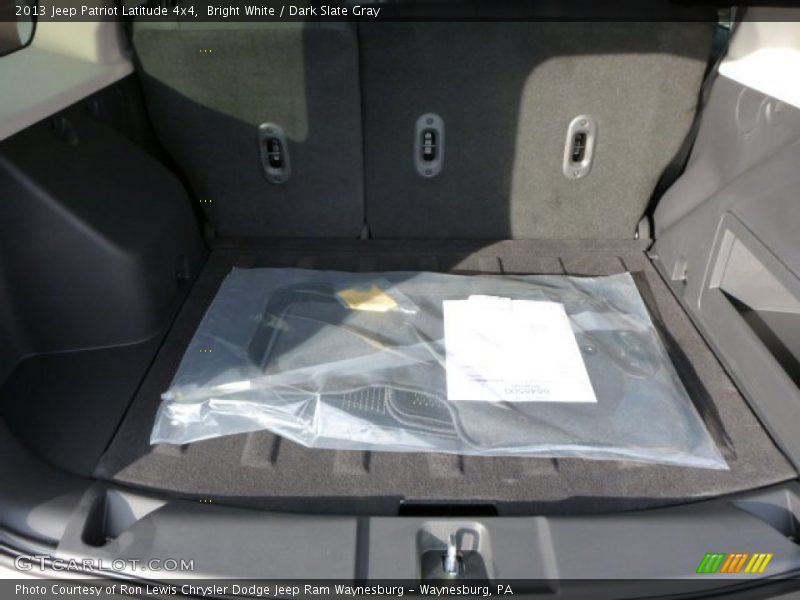 Bright White / Dark Slate Gray 2013 Jeep Patriot Latitude 4x4