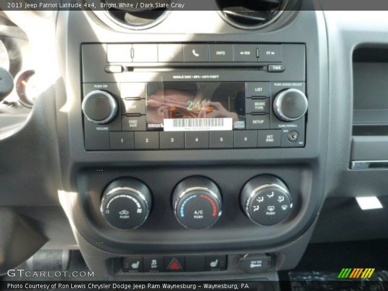 Bright White / Dark Slate Gray 2013 Jeep Patriot Latitude 4x4